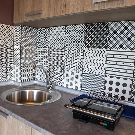 Apartment Lunar Meteorites *